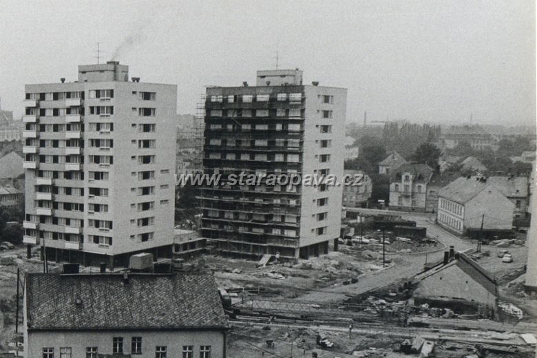 holasicka (10).jpg - Zvětšený detail z předchozí fotografie. Pohled směrem k Ratibořské ulici. Dva panelové domy jsou dnešní Holasická č. 4 (vpravo) a č. 6 (vlevo).